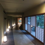 海石榴 - 通路（雨天時）