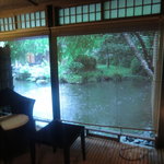 海石榴 - 室内から池を