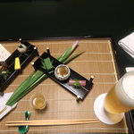 海石榴 - 初日の夕食の前菜とビール