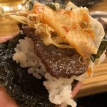 Yakiniku Horumon Genki - 韓国海苔に、お肉とコチュジャンとニンニクとキャベツ巻いてみた