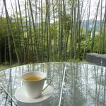 エルルカン・ビス - テラスでハーブティーを