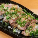 天笑 - ひね鶏のタタキ。歯ごたえ抜群で最高の酒の肴！