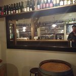 自然派ワイン＆ナチュラルチーズ vinvino - 鏡前テーブル席