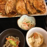 ごはん処 福笑亭 - お肉の下にはたくさんのキャベツが隠れてます
      