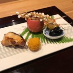 祇園 にし - 銀鱈の幽庵焼き、茶振海鼠のみぞれ和え、黒豆、煮こごり、稲穂のポップライス。