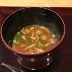 祇園 にし - なめこの赤出汁。