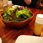 肉ビストロ モニ - お通しのお代わり自由サラダ