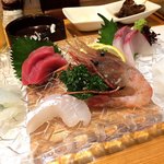 和くわく - お造り盛り合わせ(クラゲ、マグロ、タイ、ボタン海老、ハマチ、イカ)