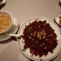 中国飯店 富麗華 - 牛肉と松の実入り たまり醤油のﾁｬ-ﾊﾝ