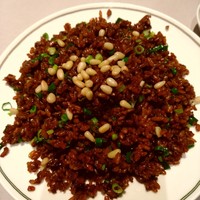 中国飯店 富麗華 - 牛肉と松の実入り たまり醤油のﾁｬ-ﾊﾝのｱｯﾌﾟ