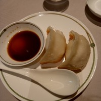 中国飯店 富麗華 - 肉汁たっぷり焼き餃子（二個）