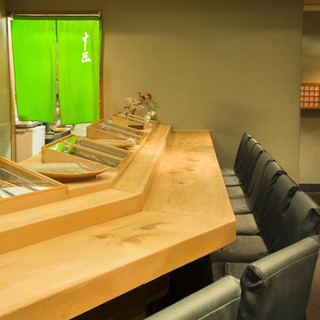A clean and sophisticated counter with 11 seats that serves as a stage for lively conversation