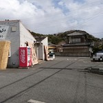 めん楽亭 - 店の前の広い駐車場