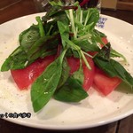 肉とワインOKIGARU BAR - 丸ごとトマトとバジルのサラダ　４５０円（税抜）　