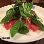 肉とワインOKIGARU BAR - 丸ごとトマトとバジルのサラダ　４５０円（税抜）　