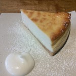 椿サロン - ベークドチーズケーキ。クリームが添えられています。