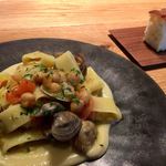 メッゼマニケ ひよこ豆とあさり フレッシュトマトのソースとフォカッチャ