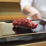 日本橋蛎殻町 すぎた - 【握り】大間の鮪、赤身の漬け