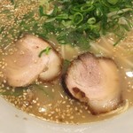 くろ・とんラーメン黒兵衛 - 黒とんラーメンのアップ