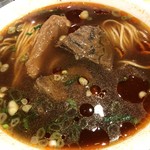 鼎泰豊 - 牛肉麺。見た目よりあっさり