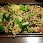 Kaijuu Sakaba - 鶏とたっぷり野菜の鉄板焼き（623円）