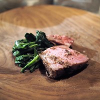 FRANZ - フランス産仔牛のロースト　コーヒー風味　ちぢみほうれん草のバジルペースト和え
