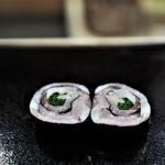 日本橋蛎殻町 すぎた - しめ鯖・大葉・ガリの海苔巻き