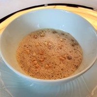 マダム・トキ - 森の茸のヴルーテ、アーモンドの香るカプチーノ仕立て