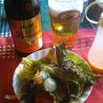 中瓶ビールとランチに付くサラダ