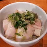 麺屋 六感堂 - ネギ塩豚カルビ丼（限定チャコ飯）