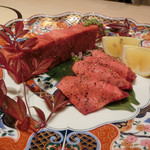 西麻布けんしろう - タン焼　芝浦直送！厚切り和牛タンとスノーエージングタンの二種盛り合わせ