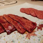 西麻布けんしろう - 秘伝のタレで二種食べ比べ　シャトーブリアン、尾崎牛トモサンカク