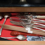 わいん食堂 Chez とし - 2018.2 カウンターの引き出しに食器一式を収納