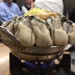 すき焼･鍋物 なべや - 鍋の縁に牡蠣が腰掛けてる感じ
      三重県の牡蠣だって♪