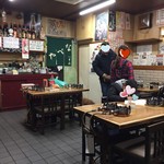 すき焼･鍋物 なべや - 店内閉店の頃…
      常連と女将と息子ちゃん