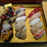 鮨覚 - 料理写真:今日の上ネタ　真ん中の列の一番手前のツブ貝、その奥のホタテ、右列の一番手前のカニ、その奥の赤エビ、更に奥の奥のビントロがデラ旨かった♪
