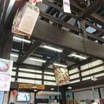 鮨覚 - 古民家風の天井にはねぷたの凧絵が飾られてます♪