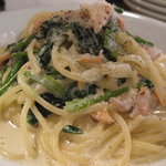 ワイン食堂 イナセヤ キッチン - サーモンとホウレン草のクリームパスタ