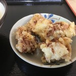 手打ちうどん 上田 - 肉厚の物が4個あります
            どちらかと言えば唐揚げに近い味
            コスパが良いですね(・Д・)