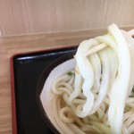 手打ちうどん 上田 - 湯煎が足りなかった感が出ておる
            かけうどんなら後もう少し熱を含み
            しなやかで真下にストンと落ちるくらいが好み(*'ω'*)