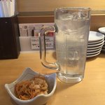 Sushi Izakaya Yataizushi - レモンサワー430円（税抜）（19時までは半額）、お通し219円（税抜）（投稿分②）