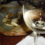 ニホンバシ イチノイチノイチ - きのこの包み焼きと、
            白ワインは「五月長根葡萄園」リースリングリオン。