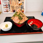 どん八 - てんこ盛り丼と無料のお吸い物