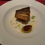 ビストロ タカ - セイゴのポワレ・ニンニクとベーコンの香りのソース