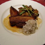 ビストロ タカ - 柔らかく煮た豚バラ肉のカリカリ焼き新玉ねぎサルサ添え