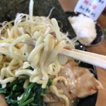 横浜家系ラーメン 布施商店 - アングル90度の硬め麺  質感は柔らかめ