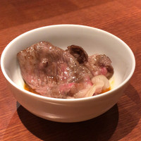 熟成焼肉 マルニク - 溶いた卵に入れたお肉に…
