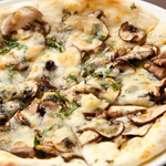 mushroom and gorgonzola pizza