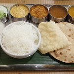 ヴェヌス サウス インディアン ダイニング - ベジターリー(1500円) パプリカ＆おくらカレー、ヨーグルトカレー、ワダ、パヤサムなど