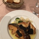 Bistro Cinq5 - スズキ、目鯛のポワレ、黒ゴマのブールブランソース